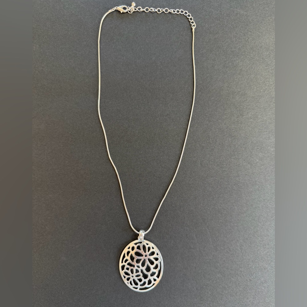 Pendant Necklace Silver Filigree - Picture 3 of 7